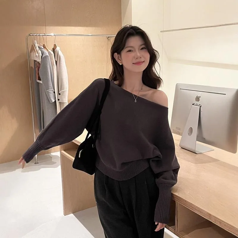 Khaki Pure Elegant One-shoulder Off-the-shoulder Knitted Sweater for Autumn Winter High-end and Laid-back Innerwear Top Women
Khaki Pure Elegant One-shoulder Off-the-shoulder Knitted Sweater for Autumn Winter High-end and Laid-back Innerwear Top Women