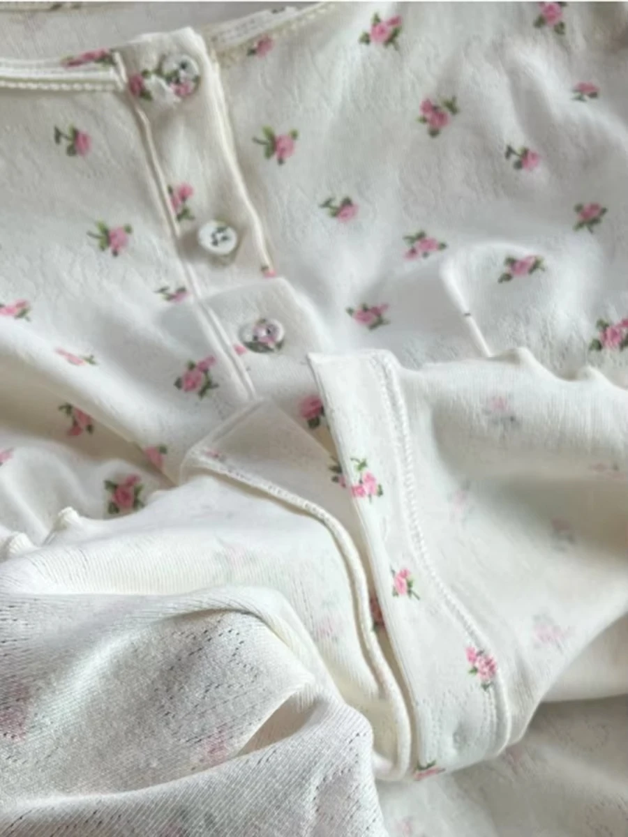 Purple Floral Buttons Long Sleeve Tees Women Eyelet O-neck Cotton Single breasted Tshirt Tops Sweet Casual Preppy Style Tshirts
Purple Floral Buttons Long Sleeve Tees Women Eyelet O-neck Cotton Single breasted Tshirt Tops Sweet Casual Preppy Style Tshirts