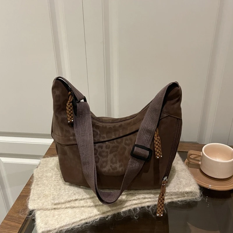 Fashion Comfortable and Versatile Texture Hobo Bag Women Large Capacity Crossbody Bag Lightweight Leopard Print Shoulder Bag
Fashion Comfortable and Versatile Texture Hobo Bag Women Large Capacity Crossbody Bag Lightweight Leopard Print Shoulder Bag