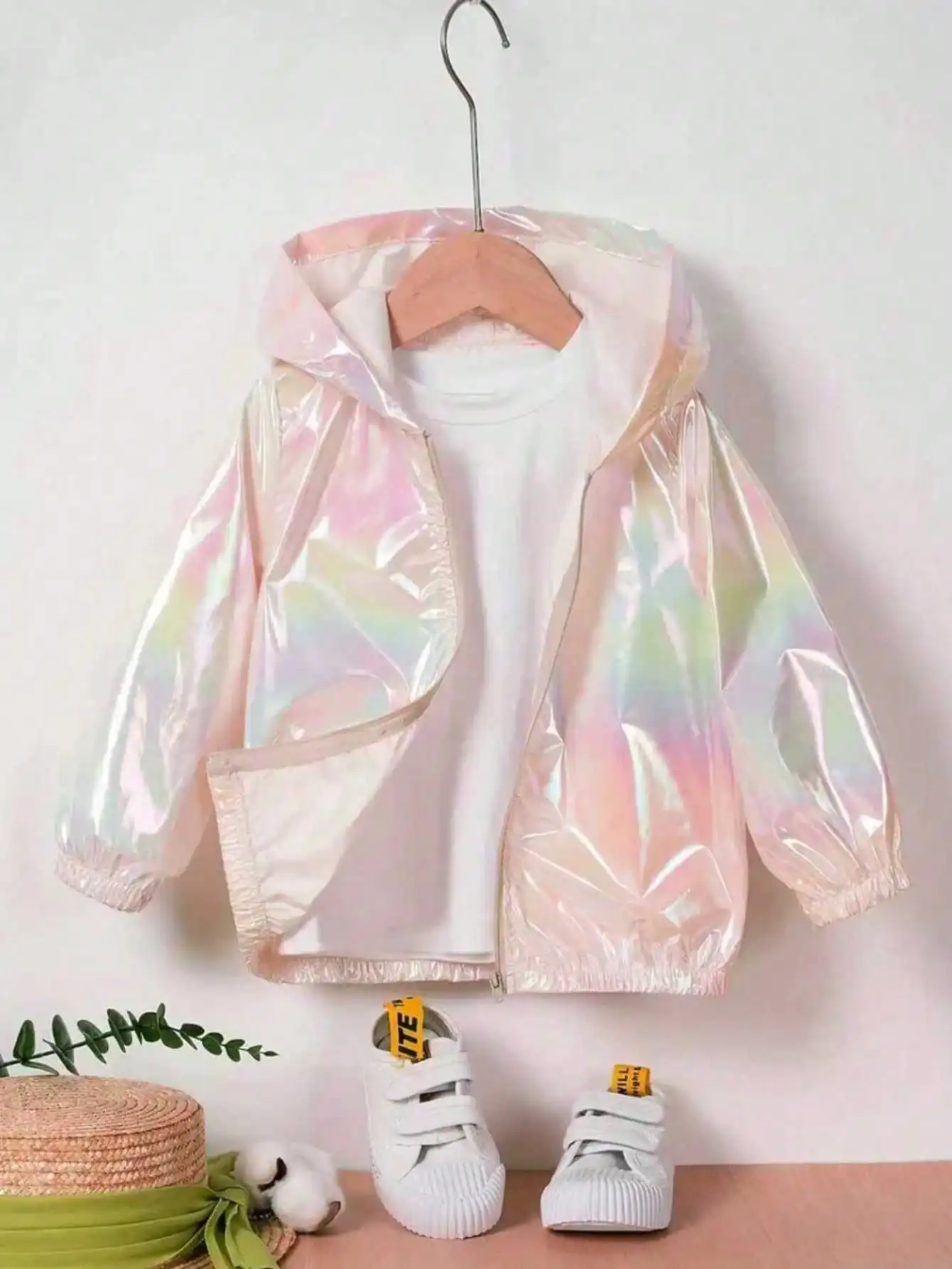 Children's dreamy ultra-thin long sleeved hooded jacket with shiny zipper, fashionable and trendy style
Children's dreamy ultra-thin long sleeved hooded jacket with shiny zipper, fashionable and trendy style