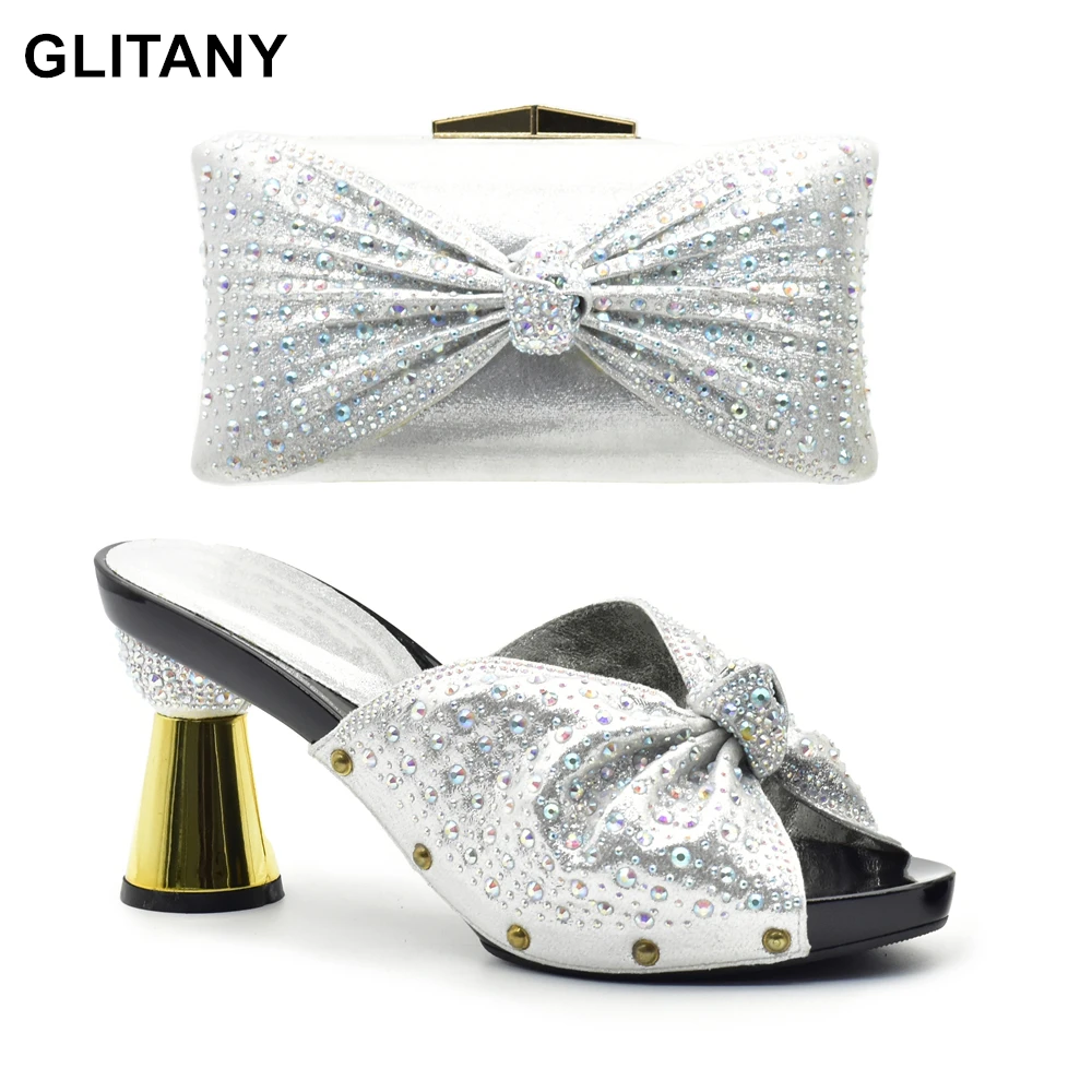 Latest Design Women Shoes and Bag Set In Italy Shoes and Bag Set African Sets 2023 Nigerian Women Wedding Shoes and Bag Sets
Latest Design Women Shoes and Bag Set In Italy Shoes and Bag Set African Sets 2023 Nigerian Women Wedding Shoes and Bag Sets