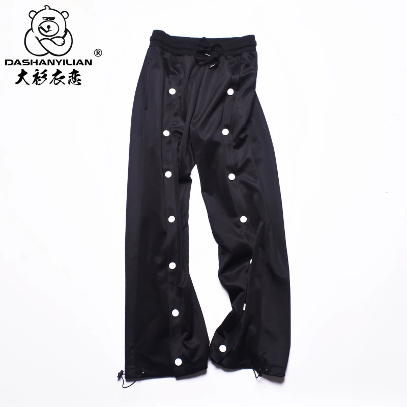 Свободные широкие брюки с боковыми пуговицами, в баскетбольном стиле, больших размеров, для пар, модные повседневные прямые длинные брюки из смесового полиэстера
Свободные широкие брюки с боковыми пуговицами, в баскетбольном стиле, больших размеров, для пар, модные повседневные прямые длинные брюки из смесового полиэстера