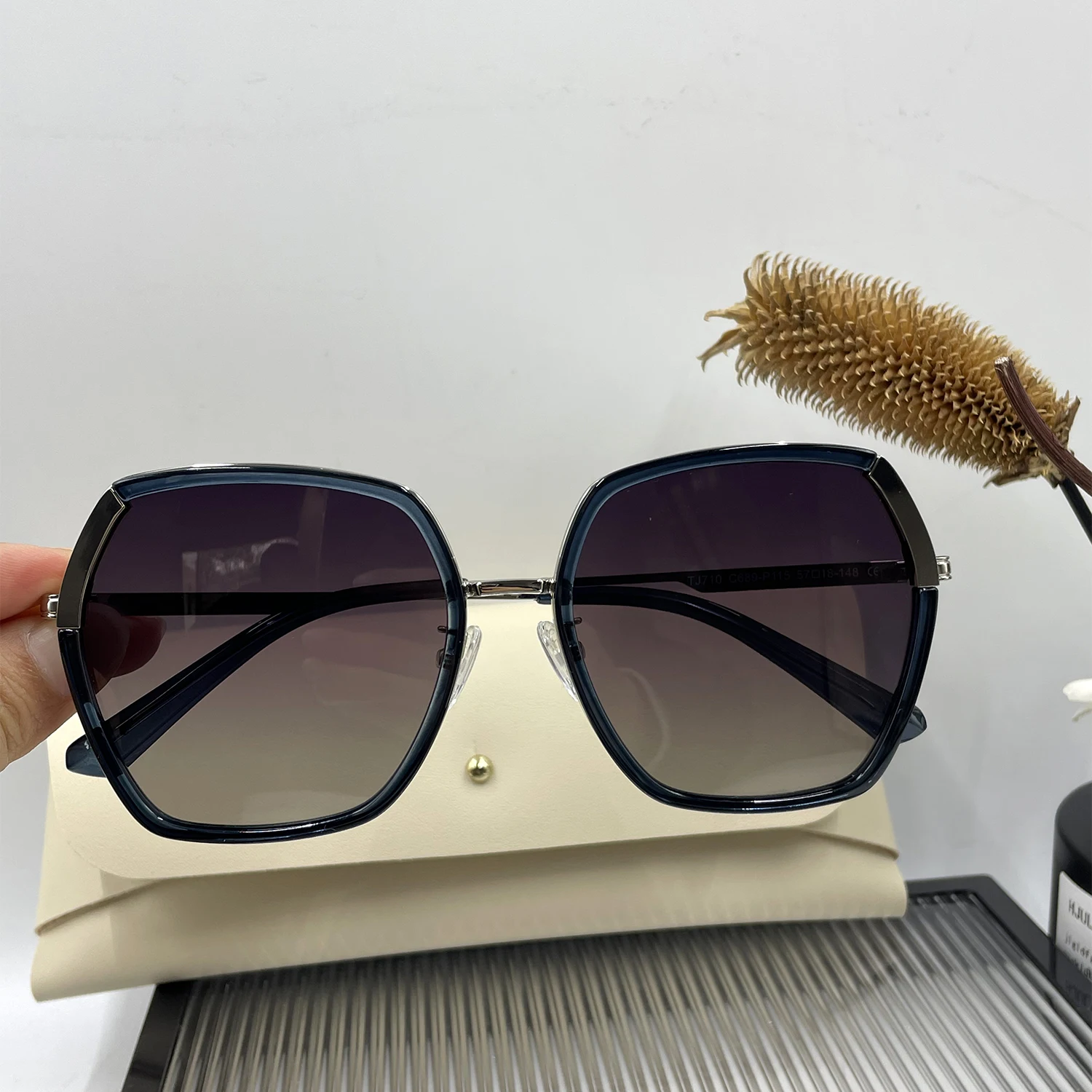 New Polarized Fashion Women's Sunglasses Street Shot Elegant Metal Sunglasses for Female Driving Outdoor UV400 Sunglasses
New Polarized Fashion Women's Sunglasses Street Shot Elegant Metal Sunglasses for Female Driving Outdoor UV400 Sunglasses