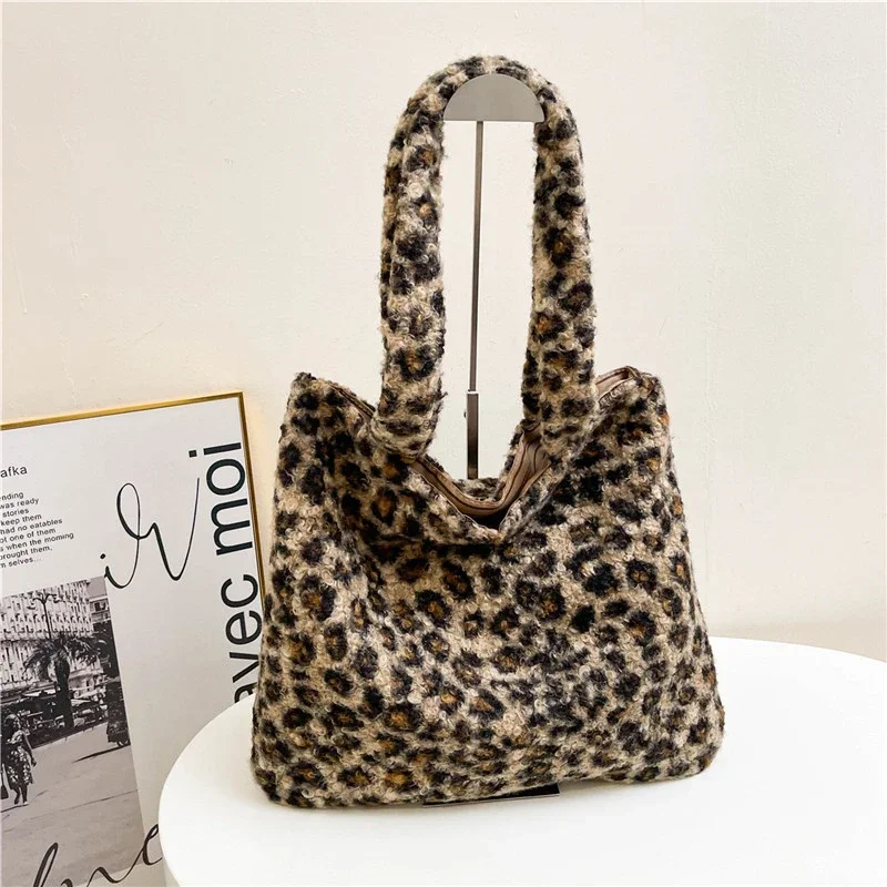 Leopard Print Shoulder Bag for Women 2024 Autumn New Fashion Instagram Niche Design Tote Bag Large Capacity Commuting Handtasche
Leopard Print Shoulder Bag for Women 2024 Autumn New Fashion Instagram Niche Design Tote Bag Large Capacity Commuting Handtasche