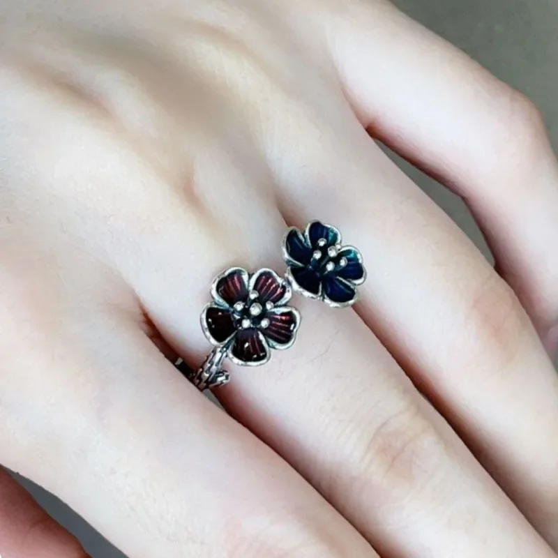 Женское кольцо из серебра 925 пробы, с эмалью
Женское кольцо из серебра 925 пробы, с эмалью