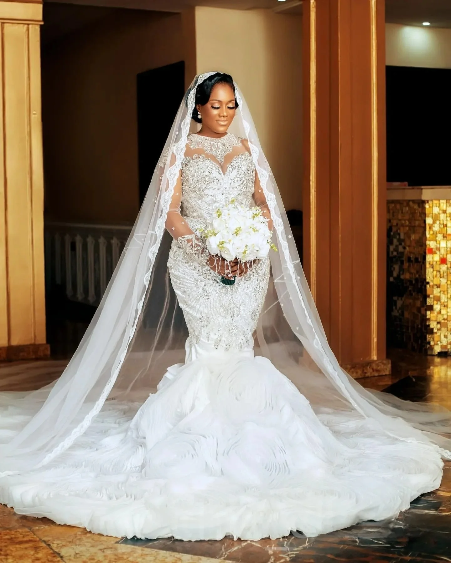 Customized Sparkly Beads Crystals Wedding Dress with Detachable Flowers Train Vestido De Casamento Long Sleeves Bridal Gown
Customized Sparkly Beads Crystals Wedding Dress with Detachable Flowers Train Vestido De Casamento Long Sleeves Bridal Gown