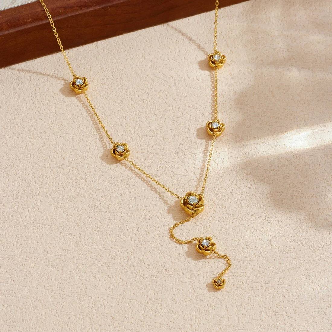 18K Gold Plated Rose Lariat Necklace, CZ Inlaid Flower Pendant with Delicate Chain, Romantic Stainless Steel Jewelry
18K Gold Plated Rose Lariat Necklace, CZ Inlaid Flower Pendant with Delicate Chain, Romantic Stainless Steel Jewelry