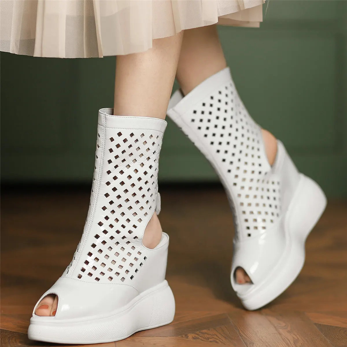 Wedges Pumps Shoes Women Hollow Genuine Leather Super High Heels Gladiator Sandals Female Peep Toe Fashion Sneakers Casual Shoes
Wedges Pumps Shoes Women Hollow Genuine Leather Super High Heels Gladiator Sandals Female Peep Toe Fashion Sneakers Casual Shoes