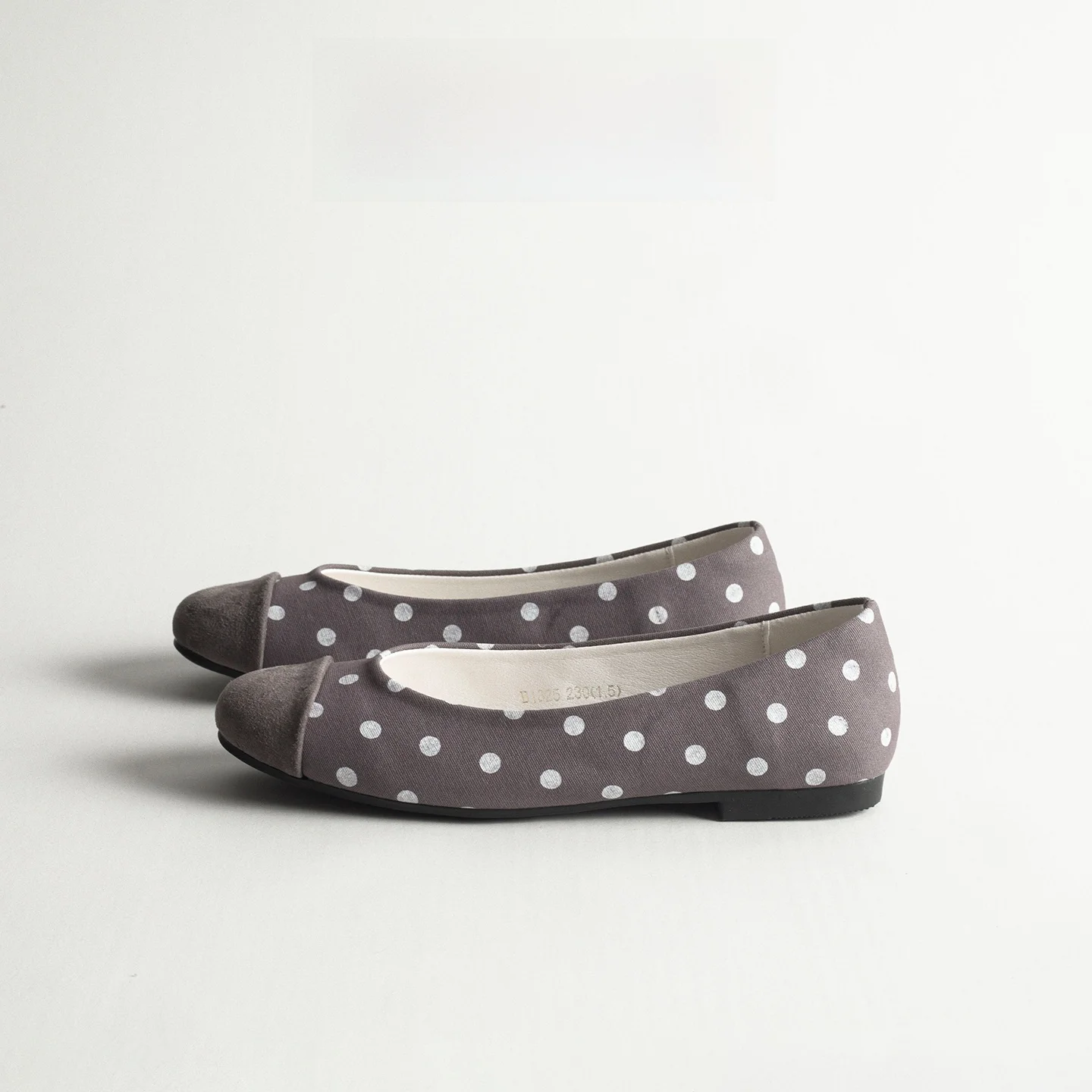 Retro Polka Dot Flat Bottom Ballet Single Shoes Women's Versatile Fashionable Gentle Slip on Mary Jane Grandmother Shoes
Retro Polka Dot Flat Bottom Ballet Single Shoes Women's Versatile Fashionable Gentle Slip on Mary Jane Grandmother Shoes