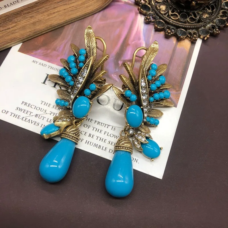 Medieval Jewelry Design Sense Old Gold Turquoise Pendant with Diamonds Long Earrings Temperament Versatile Model
Medieval Jewelry Design Sense Old Gold Turquoise Pendant with Diamonds Long Earrings Temperament Versatile Model
