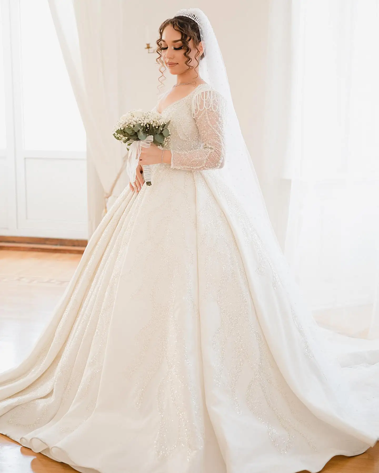 Customized Luxurious Ball Gown Wedding Dress V-Neck Long Sleeve Beaded Chain Tassel Bridal Gown Sparkle Tulle Vestidos De Novia
Customized Luxurious Ball Gown Wedding Dress V-Neck Long Sleeve Beaded Chain Tassel Bridal Gown Sparkle Tulle Vestidos De Novia
