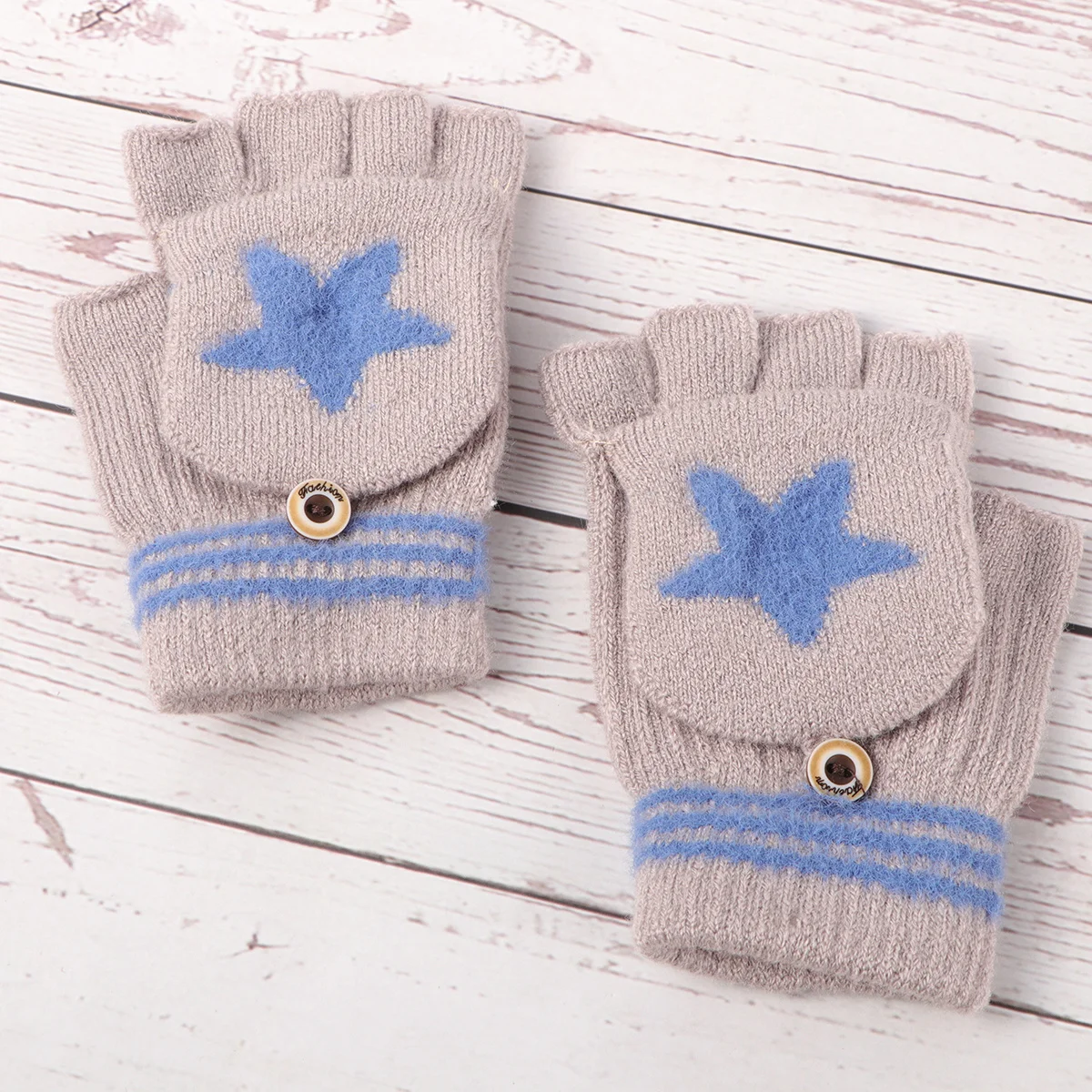 1Pair Kids Gloves Winter Warm Cartoon Wear Cold Protection Mitten for Toddlers Children Fit 2-8 Years Khaki 
1Pair Kids Gloves Winter Warm Cartoon Wear Cold Protection Mitten for Toddlers Children Fit 2-8 Years Khaki