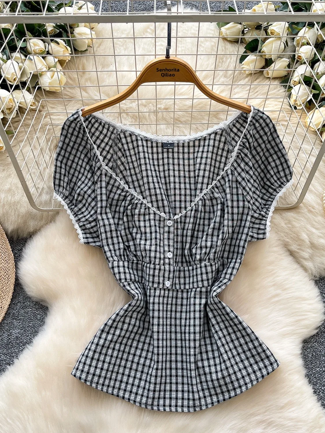 Retro American Plaid Lace Trim Short Sleeve V-Neck Women's Shirt Korean Style Three Button Slimming Top Fashionable Casual Wear
Retro American Plaid Lace Trim Short Sleeve V-Neck Women's Shirt Korean Style Three Button Slimming Top Fashionable Casual Wear