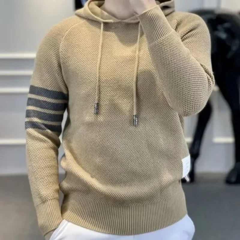 2024 Autumn/winter New Men's Hooded Knitted Top Fashionable Trendy Outerwear Small Explosion Three Bar Pullover Casual Scene
2024 Autumn/winter New Men's Hooded Knitted Top Fashionable Trendy Outerwear Small Explosion Three Bar Pullover Casual Scene