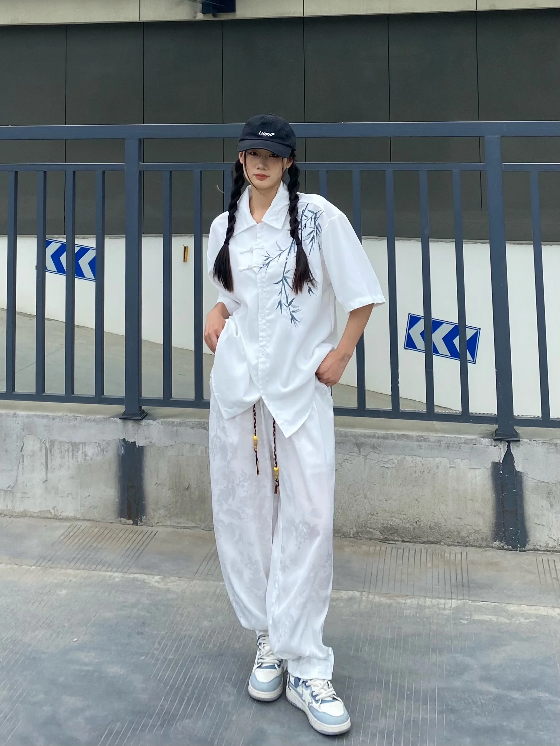 Мужские летние тонкие брюки из ледяного шелка, драпирующиеся, прохладные, в новом китайском стиле, свободные, прямые, повседневные брюки-морковки
Мужские летние тонкие брюки из ледяного шелка, драпирующиеся, прохладные, в новом китайском стиле, свободные, прямые, повседневные брюки-морковки