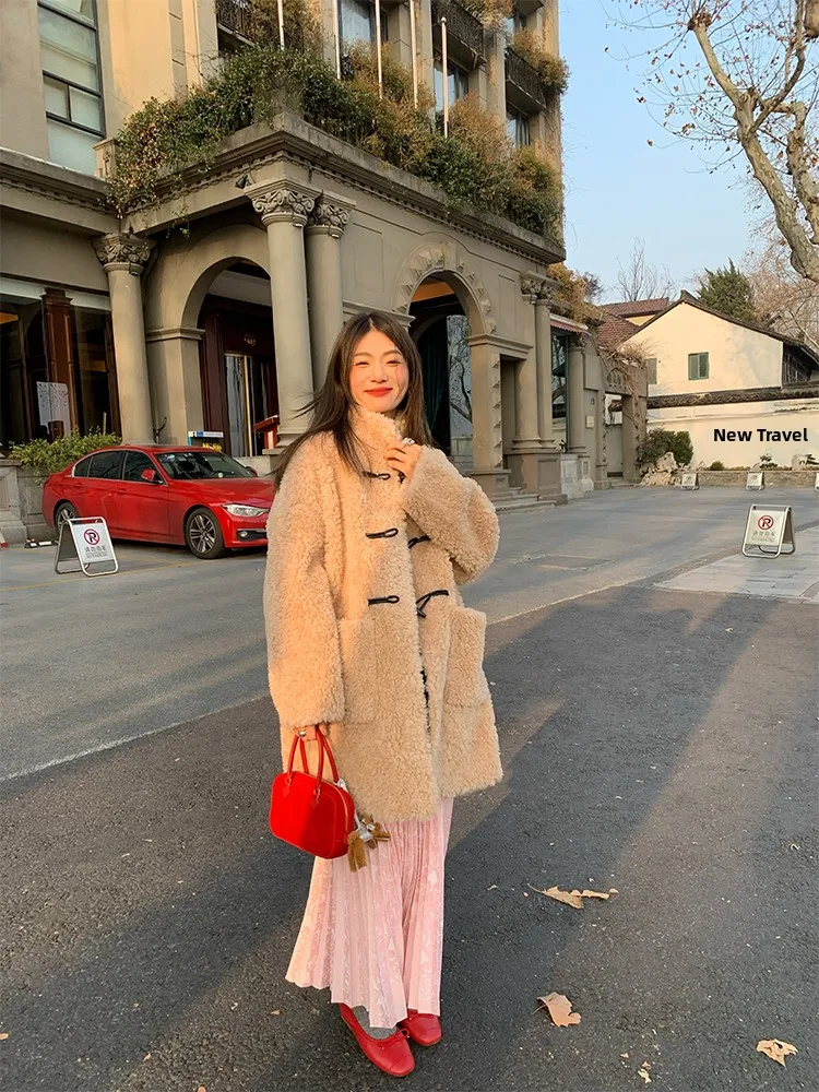 Женское меховое пальто средней длины из кожи и меха, зимняя верхняя одежда, маленький размер, в корейском стиле, с длинными рукавами, для повседневной носки
Женское меховое пальто средней длины из кожи и меха, зимняя верхняя одежда, маленький размер, в корейском стиле, с длинными рукавами, для повседневной носки