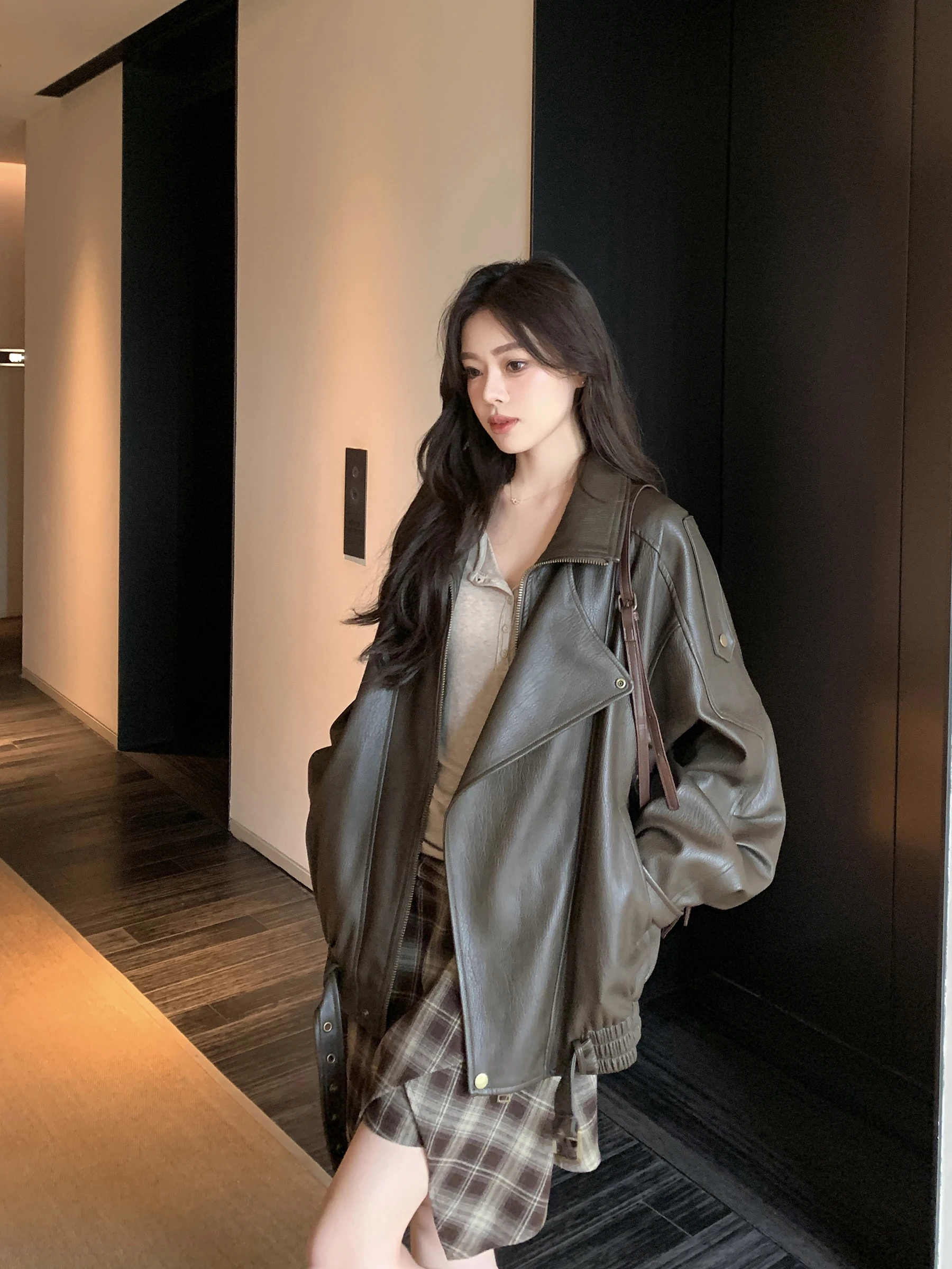 Женская куртка Buou в американском ретро-стиле из искусственной кожи, весенне-осенняя, свободного кроя, мотоциклетная, для города, на молнии
Женская куртка Buou в американском ретро-стиле из искусственной кожи, весенне-осенняя, свободного кроя, мотоциклетная, для города, на молнии