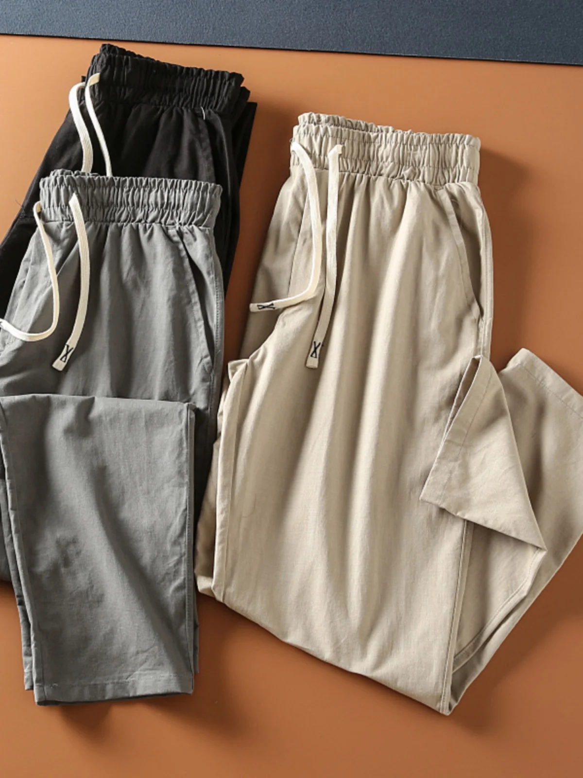 Летние мужские повседневные брюки свободного кроя, однотонные, из смесового шелка и хлопка, с эластичной резинкой на талии, универсальные, прямого кроя, в стиле Харадзюку
Летние мужские повседневные брюки свободного кроя, однотонные, из смесового шелка и хлопка, с эластичной резинкой на талии, универсальные, прямого кроя, в стиле Харадзюку