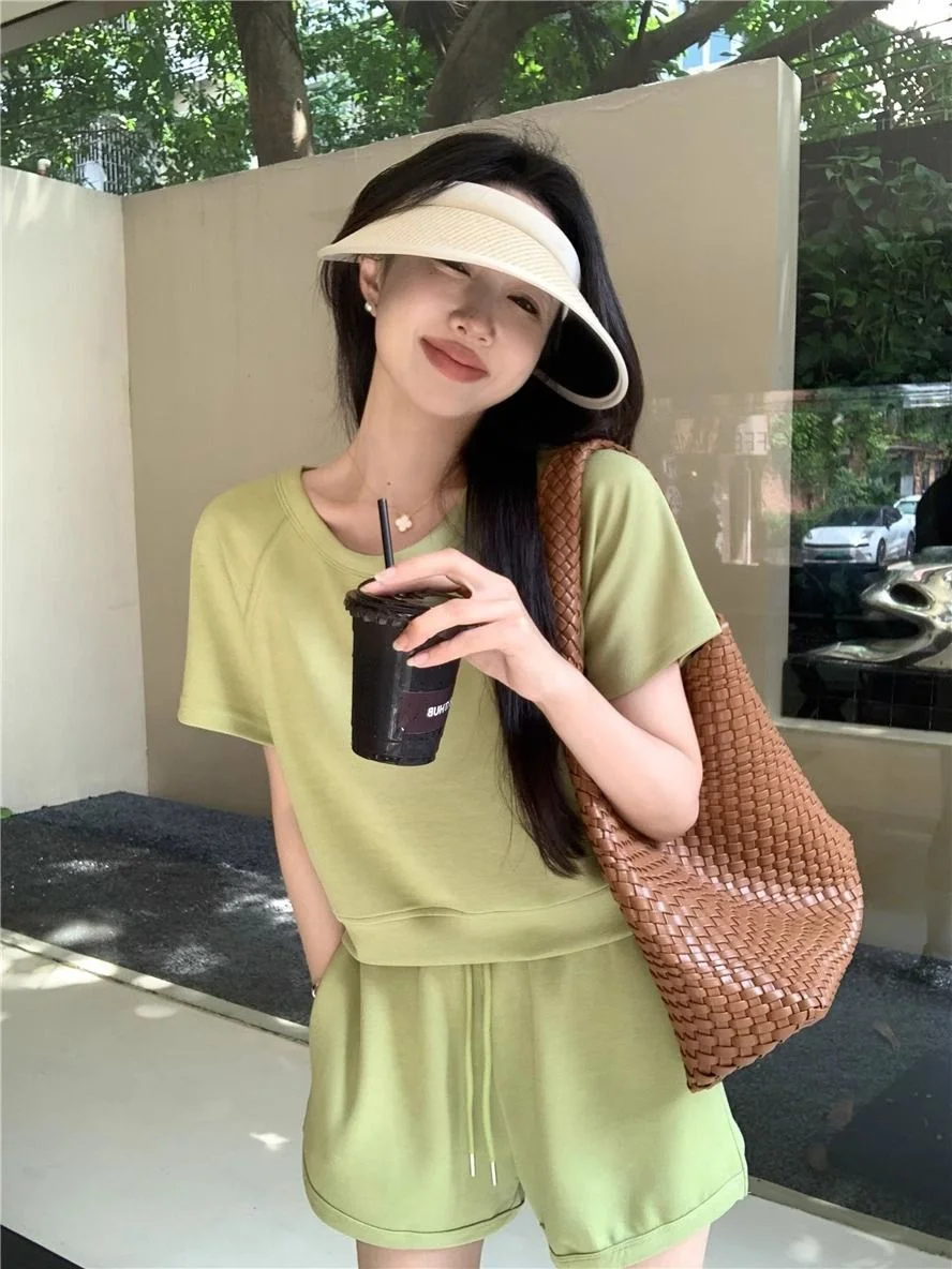 Simple Color round Neck Short Sleeve T-Shirt Top with Drawstring Wide Leg A-Line Shorts Women's Summer Sportswear Set
Simple Color round Neck Short Sleeve T-Shirt Top with Drawstring Wide Leg A-Line Shorts Women's Summer Sportswear Set