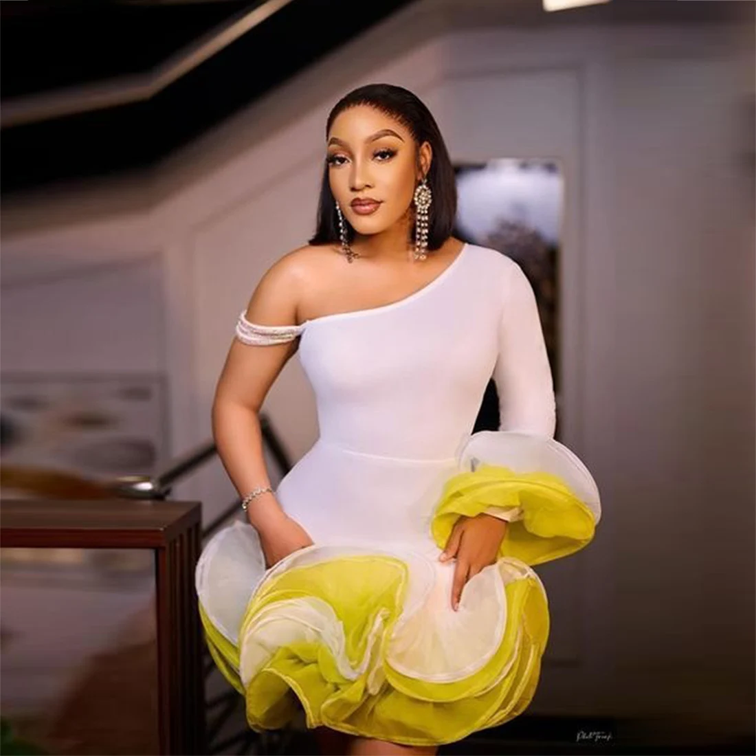 Платье для выпускного вечера с открытыми плечами, белое и желтое мини-вечернее платье с длинными рукавами и оборками на молнии сзади, коктейльное платье
Платье для выпускного вечера с открытыми плечами, белое и желтое мини-вечернее платье с длинными рукавами и оборками на молнии сзади, коктейльное платье