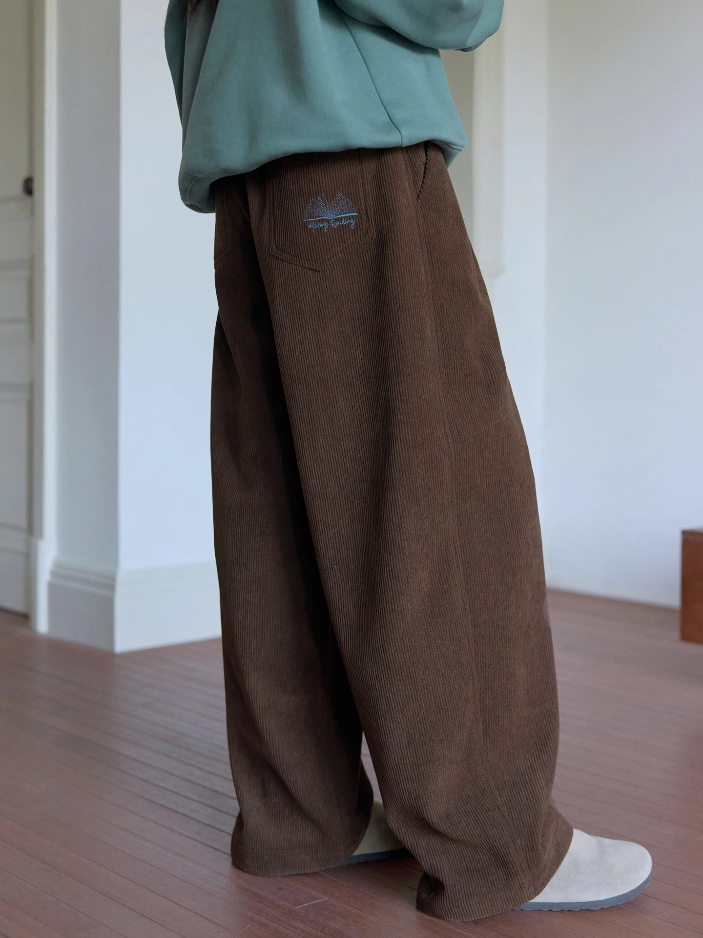 Retro High Waist Corduroy Embroidered Fleece Lined Casual Pants Loose Straight Leg Warm Winter Women's Fashion Casual Trousers
Retro High Waist Corduroy Embroidered Fleece Lined Casual Pants Loose Straight Leg Warm Winter Women's Fashion Casual Trousers