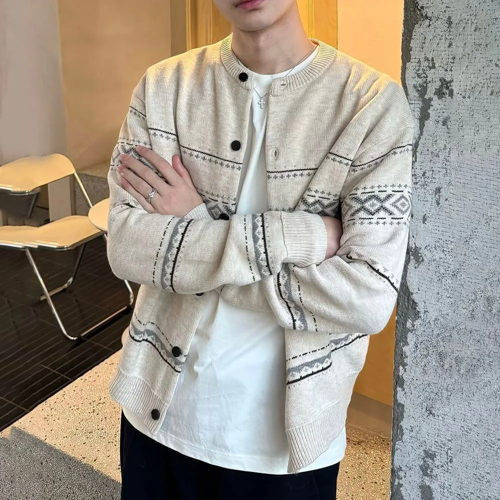 Осенний мужской жаккардовый свитер контрастного цвета с длинными рукавами, американский ретро модный тренд, уличные свободные повседневные нишевые мужские топы 2025 
Осенний мужской жаккардовый свитер контрастного цвета с длинными рукавами, американский ретро модный тренд, уличные свободные повседневные нишевые мужские топы 2025