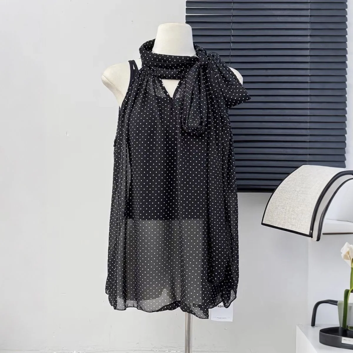 Retro Chic Polka Dot Silk Women's Summer Base Shirt Loose Fit Tie Waist New 2026 Luxury Lightweight Bottoming Top
Retro Chic Polka Dot Silk Women's Summer Base Shirt Loose Fit Tie Waist New 2026 Luxury Lightweight Bottoming Top