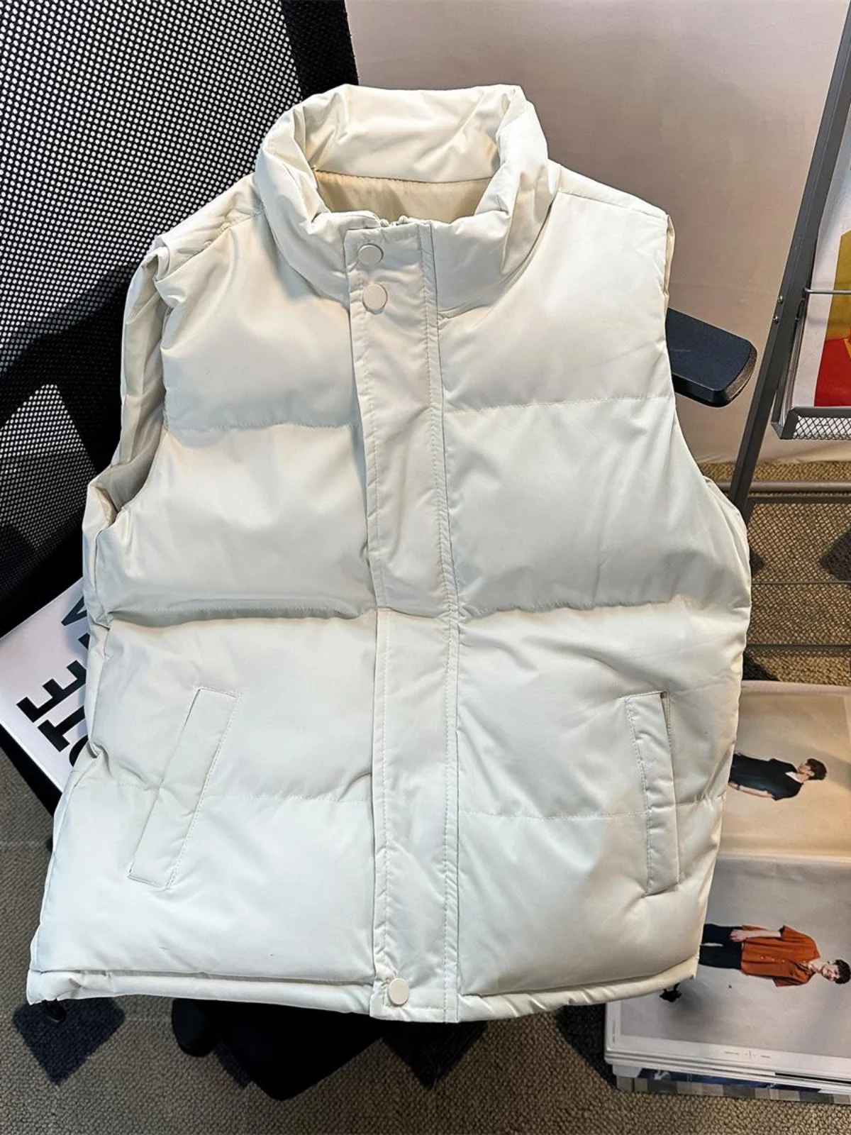 Winter Thiened down Cotton Vest Men's Trendy Loose oulder Pad Jaet American Sle Warm Color Pure Color Vest Coat
Winter Thiened down Cotton Vest Men's Trendy Loose oulder Pad Jaet American Sle Warm Color Pure Color Vest Coat