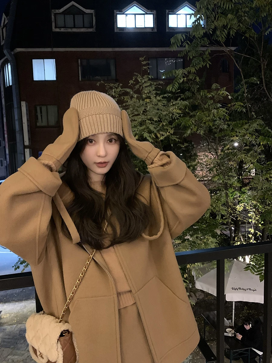 Комплект из 100% шерсти: теплый двусторонний шерстяной свитер, пальто, юбка и встроенные перчатки
Комплект из 100% шерсти: теплый двусторонний шерстяной свитер, пальто, юбка и встроенные перчатки