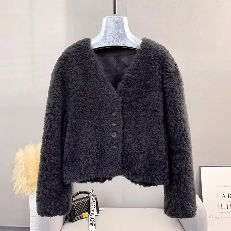 100 женских шуб из овчины в корейском стиле, новая зимняя коллекция 2025 года, комбинированная кожаная шуба из овчины и меха с V-образным вырезом
100 женских шуб из овчины в корейском стиле, новая зимняя коллекция 2025 года, комбинированная кожаная шуба из овчины и меха с V-образным вырезом