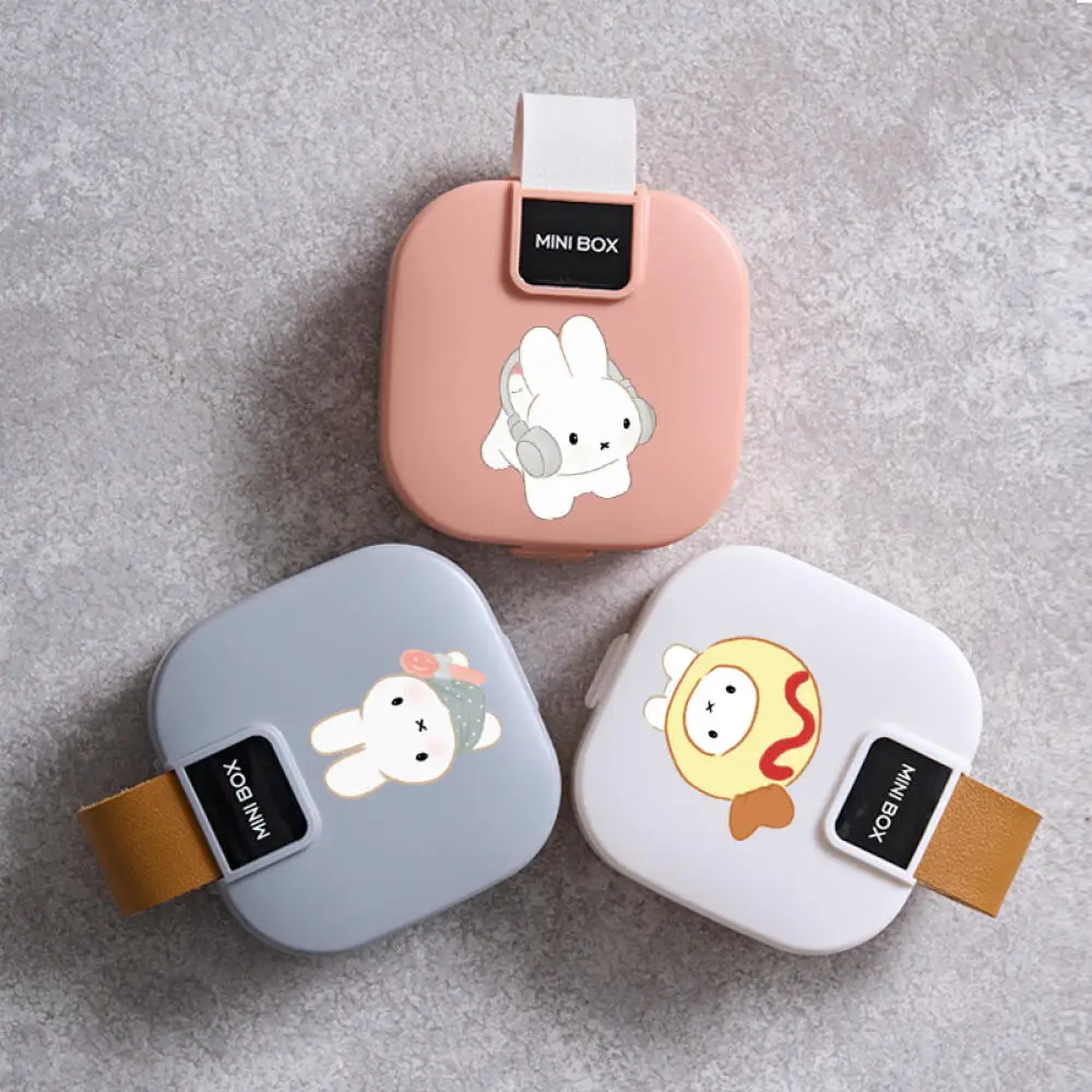 Милый портативный ящик для хранения с изображением кролика Miffy, кабель для передачи данных, зарядное устройство, многофункциональная мини-черезьба, органайзер
Милый портативный ящик для хранения с изображением кролика Miffy, кабель для передачи данных, зарядное устройство, многофункциональная мини-черезьба, органайзер