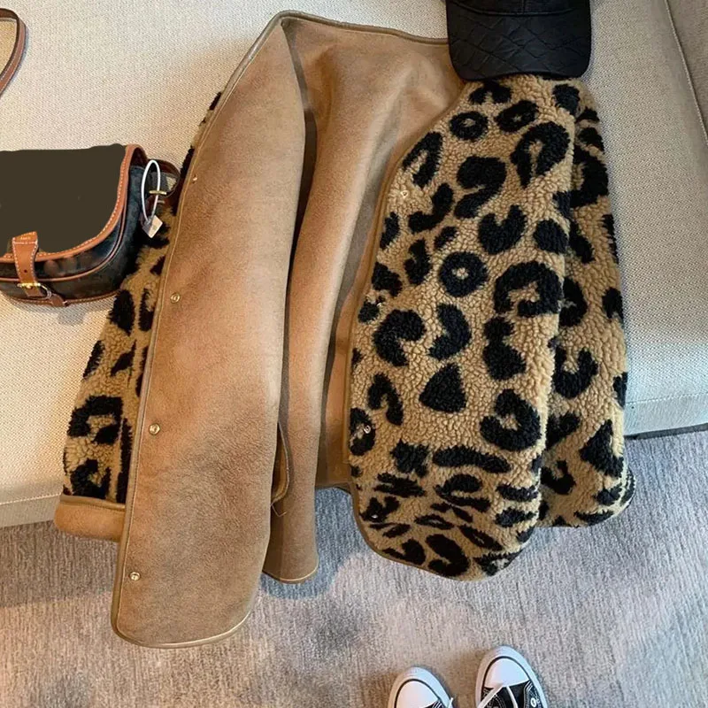 Vintage Leopard Print Winter Warm Coats Female Fashion Lightweight Lamb Wool Jacket Women Casual Loose Plush Short Outerwear
Vintage Leopard Print Winter Warm Coats Female Fashion Lightweight Lamb Wool Jacket Women Casual Loose Plush Short Outerwear