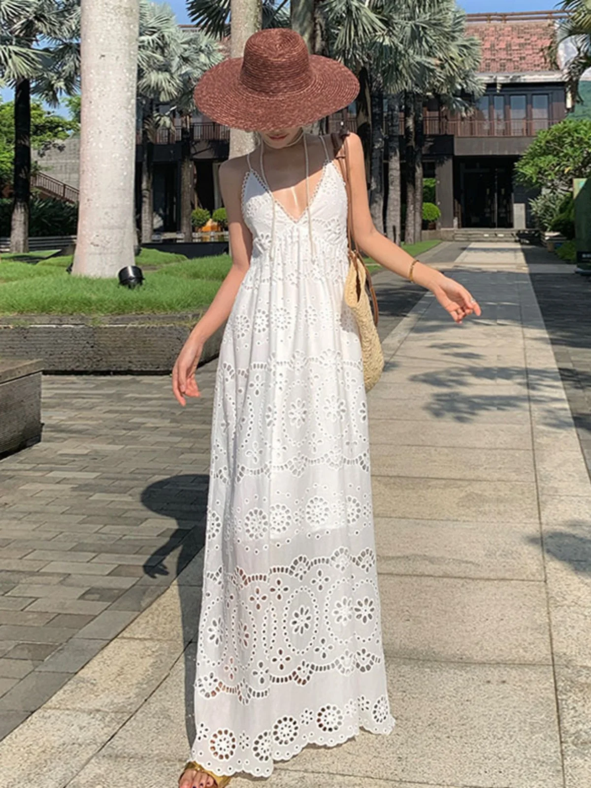 Beach Vacation Style Sexy V-Neck Strapless Dress Women Summer High Waist Hollow out Back Long Skirt Cotton Material A-Line Dress
Beach Vacation Style Sexy V-Neck Strapless Dress Women Summer High Waist Hollow out Back Long Skirt Cotton Material A-Line Dress