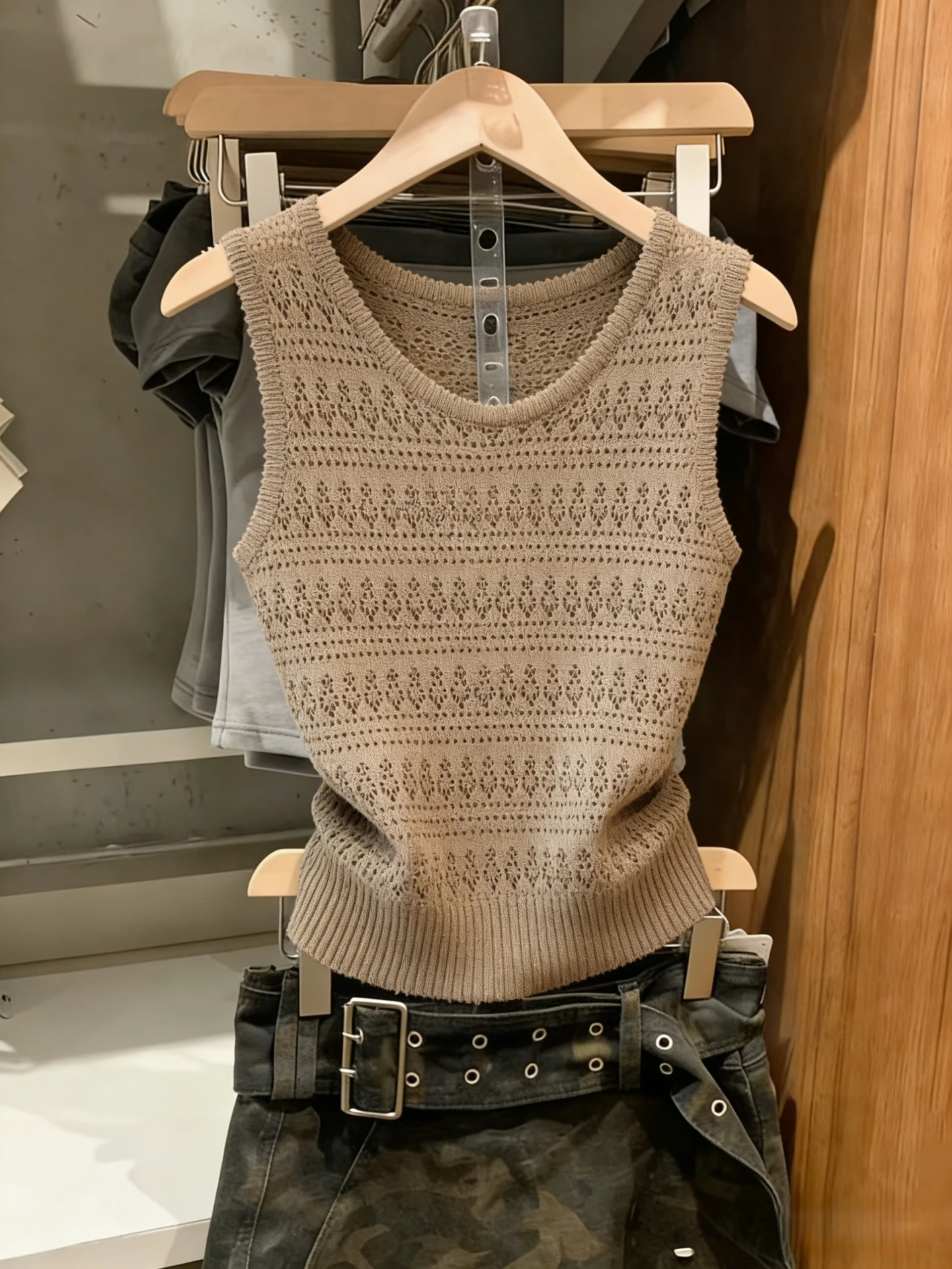 High-End Retro Knitted Hollow out Vest Women's Summer Outerwear Slimming Sleeveless Top Soft Polyester Fiber round Neck Short...
High-End Retro Knitted Hollow out Vest Women's Summer Outerwear Slimming Sleeveless Top Soft Polyester Fiber round Neck Short...