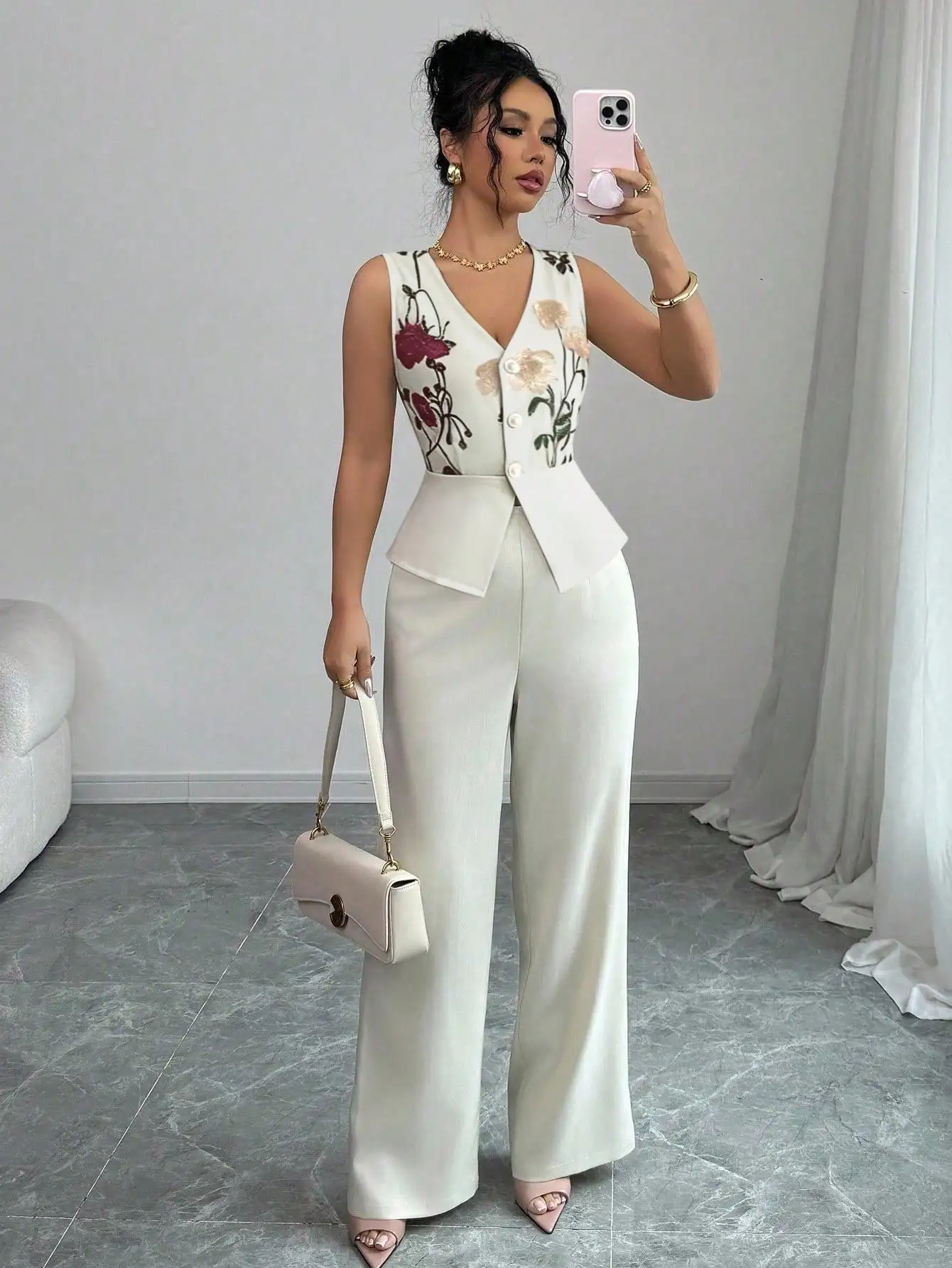 Кремовый комплект: топ без рукавов с цветочной вышивкой и баской, а также широкие брюки
Кремовый комплект: топ без рукавов с цветочной вышивкой и баской, а также широкие брюки