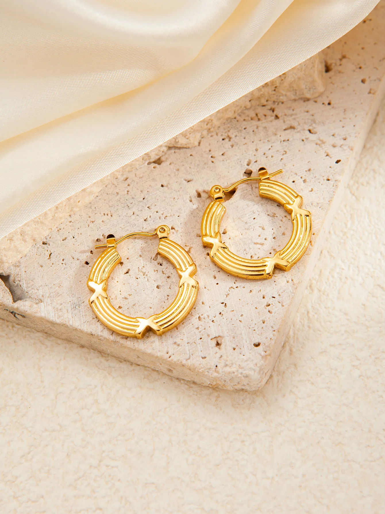 French Vintage High-End Stainless Steel Stud Earrings, Sexy Asymmetrical Design, Plain Circle, All Seasons, Women's Fashion Jewe
French Vintage High-End Stainless Steel Stud Earrings, Sexy Asymmetrical Design, Plain Circle, All Seasons, Women's Fashion Jewe