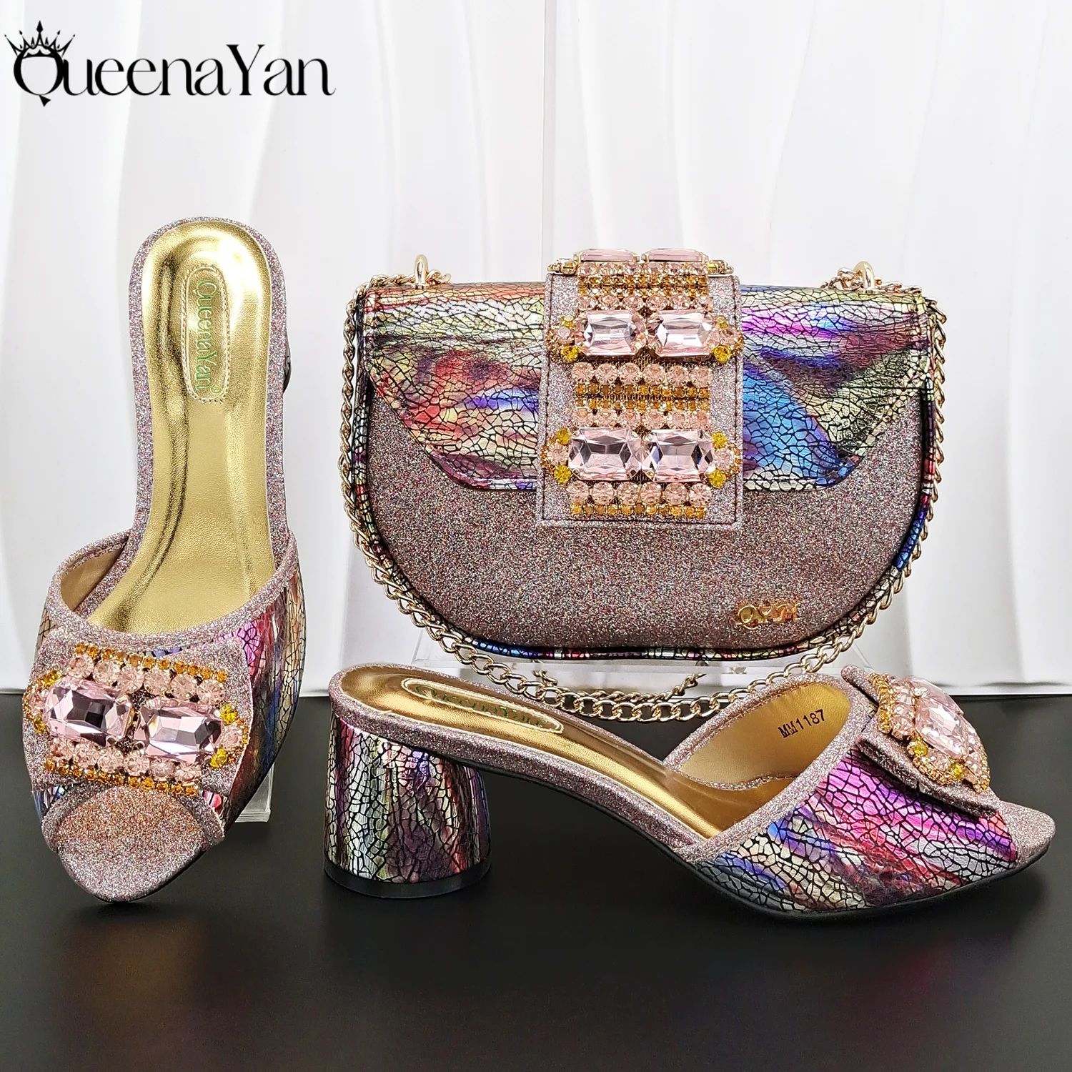 Комплект из туфель на высоком каблуке и сумки QueenaYan: модный дизайн в стиле Mature с радужными стразами для вечеринок и свадеб
Комплект из туфель на высоком каблуке и сумки QueenaYan: модный дизайн в стиле Mature с радужными стразами для вечеринок и свадеб