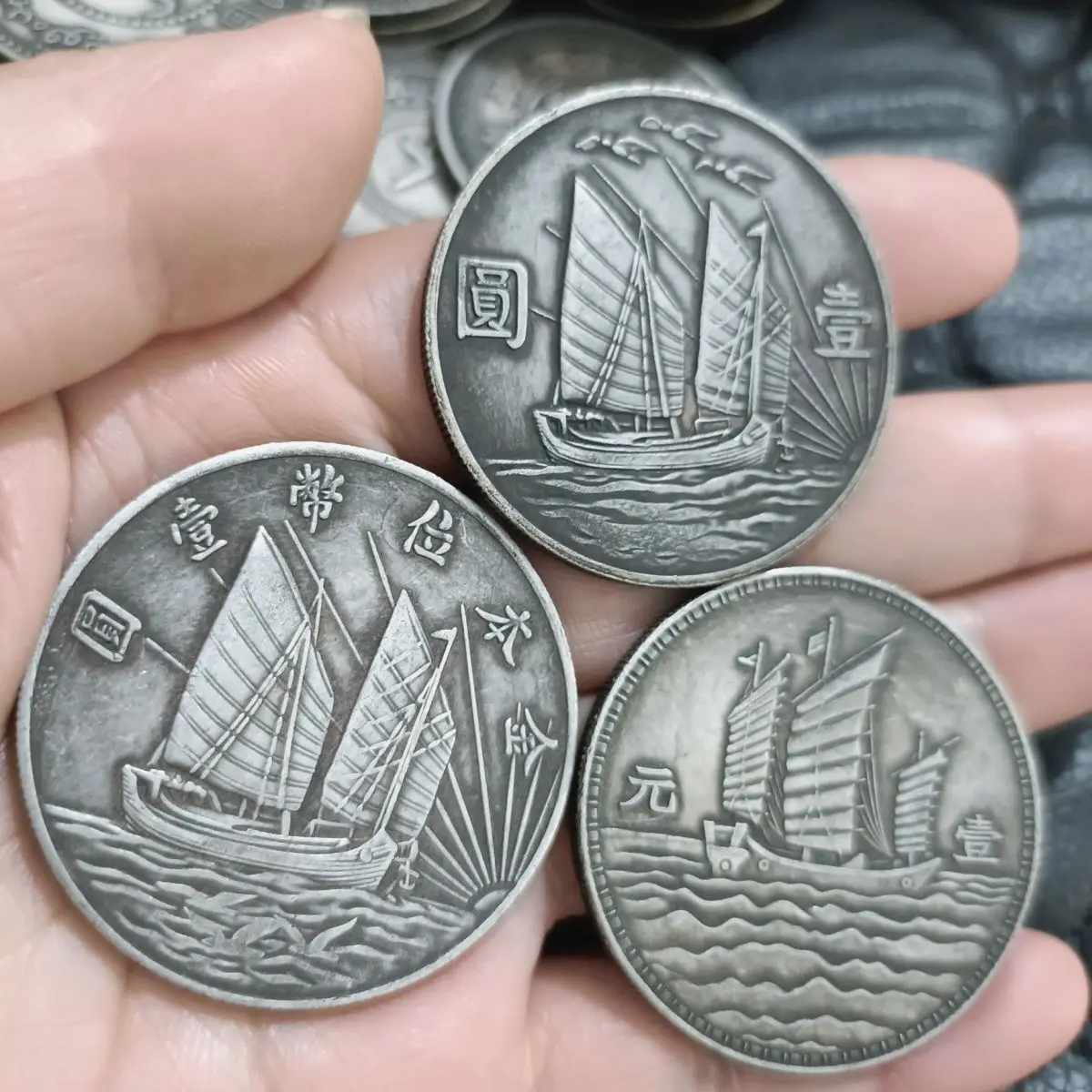 Sun is like a three-bird boat up and down, Sun Xiaotou silver yuan, three sails, silver coins, black oil-coated pulp, high quali
Sun is like a three-bird boat up and down, Sun Xiaotou silver yuan, three sails, silver coins, black oil-coated pulp, high quali