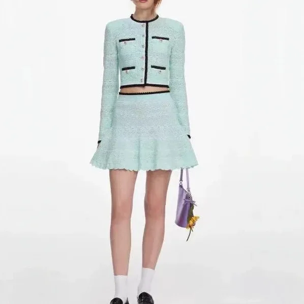 2026 Early Autumn Women's Mint Green Set Single Breasted Round Neck Contrasting Knitted Cardigan + Skirt
2026 Early Autumn Women's Mint Green Set Single Breasted Round Neck Contrasting Knitted Cardigan + Skirt