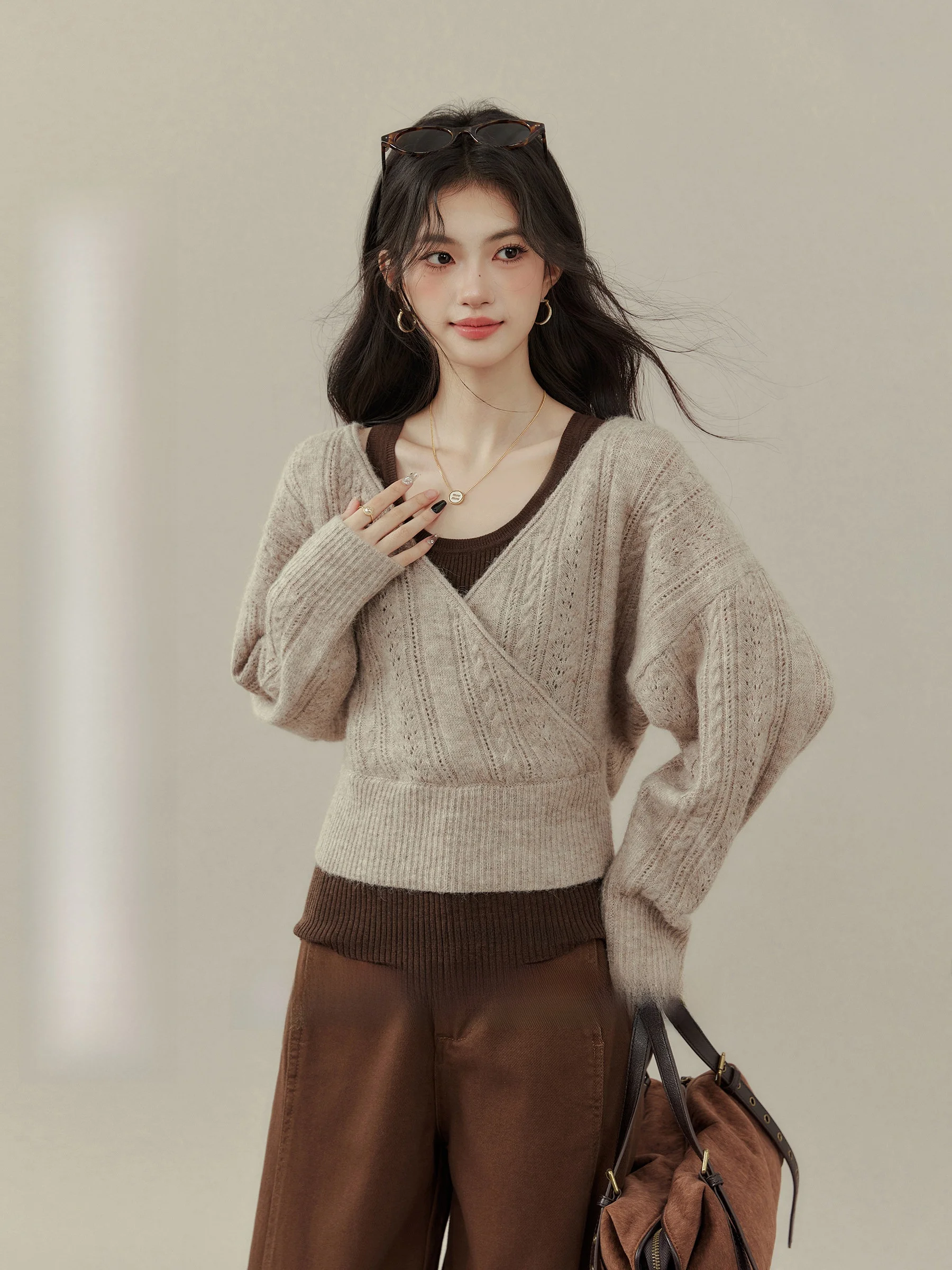 Комплект из двух предметов: вязаный свитер с V-образным вырезом и длинными рукавами больших размеров и свободные брюки. Повседневная женская зимняя модная верхняя одежда.
Комплект из двух предметов: вязаный свитер с V-образным вырезом и длинными рукавами больших размеров и свободные брюки. Повседневная женская зимняя модная верхняя одежда.