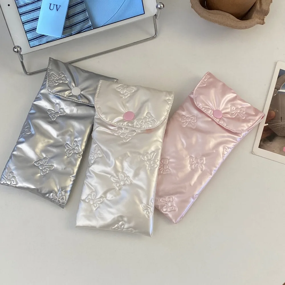Cotton Filled Glossy Glasses Bag Pressure Resistant Lightweight Bow Pattern Eyeglasses Case Press Buckle Korean Style
Cotton Filled Glossy Glasses Bag Pressure Resistant Lightweight Bow Pattern Eyeglasses Case Press Buckle Korean Style