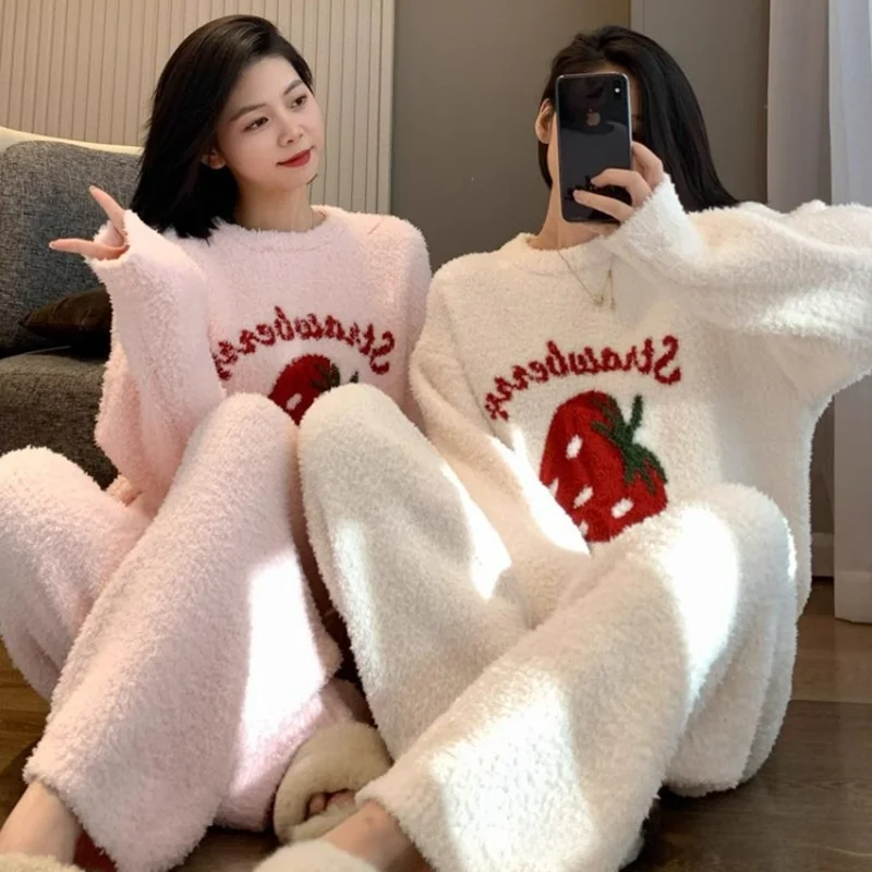 Adorable Strawberry Half-Fleece Sleepwear Women's Loose Fleece-Lined Warm Sweet Home Clothes Two-Piece Set Autumn Winter Style
Adorable Strawberry Half-Fleece Sleepwear Women's Loose Fleece-Lined Warm Sweet Home Clothes Two-Piece Set Autumn Winter Style