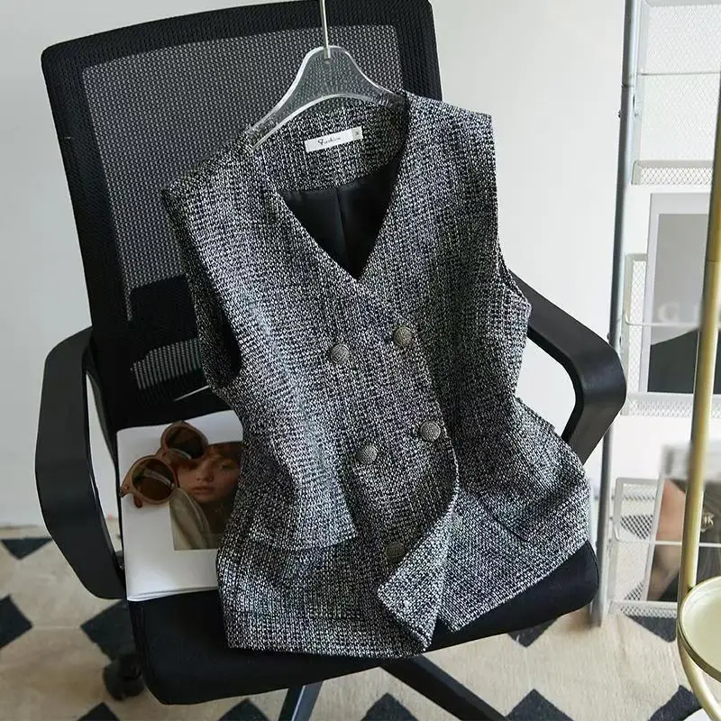 Модный короткий твидовый жилет в стиле ретро для женщин, весна-осень, безрукавка, двубортный жилет
Модный короткий твидовый жилет в стиле ретро для женщин, весна-осень, безрукавка, двубортный жилет