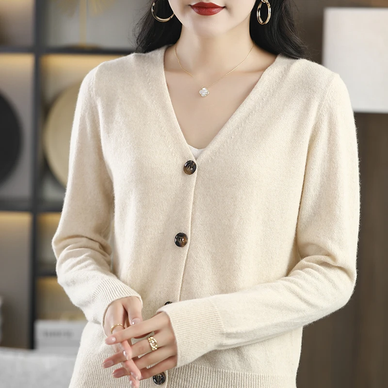 2022 Autumn And Winter New 100% Wool Top Retro Fashion Round Neck Loose Cardigan Long Sleeve Solid Color Knitted Sweater
2022 Autumn And Winter New 100% Wool Top Retro Fashion Round Neck Loose Cardigan Long Sleeve Solid Color Knitted Sweater