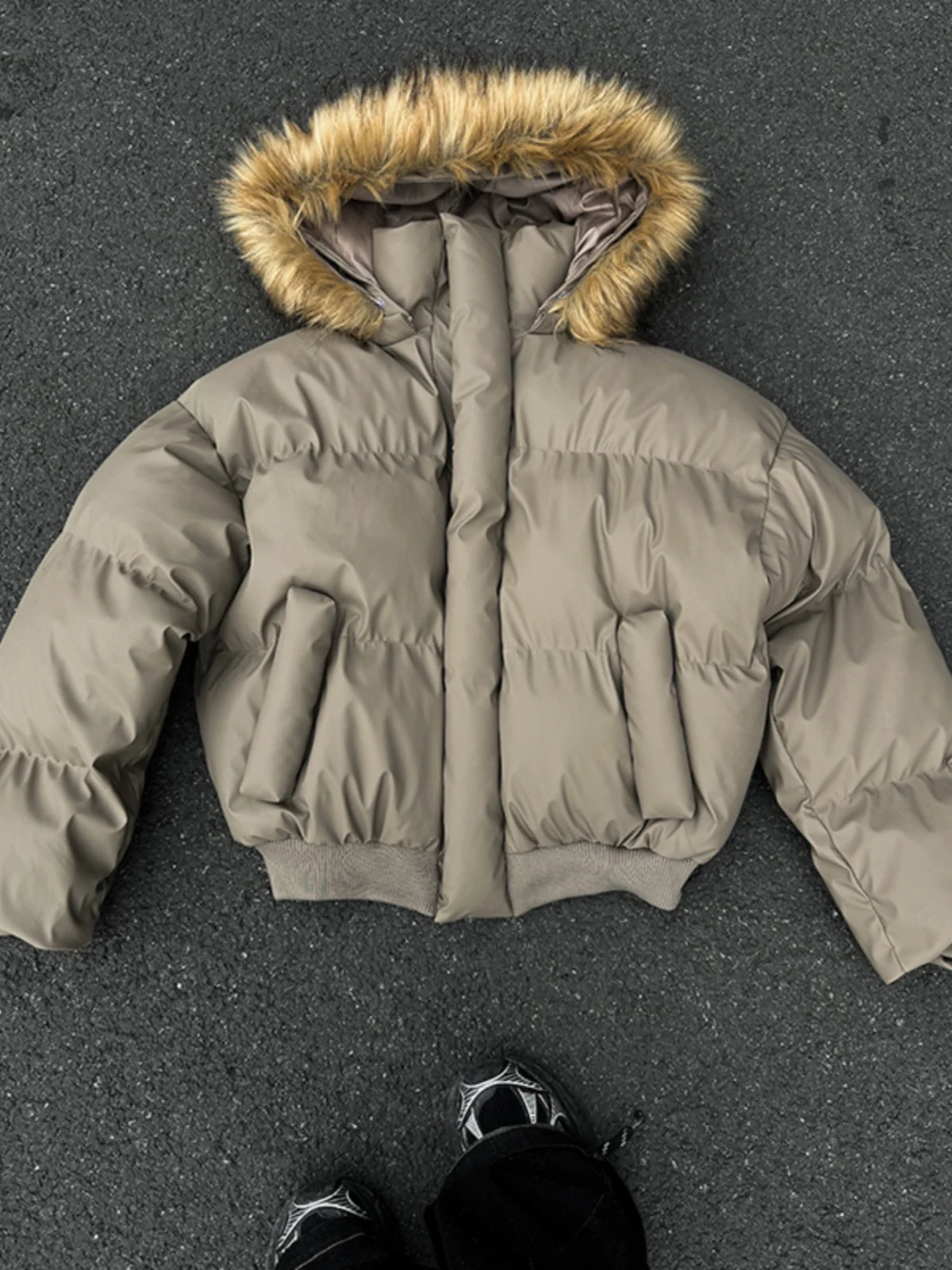 Мужская зимняя парка премиум-класса из искусственной кожи с отстегивающимся меховым воротником и капюшоном, утепленная хлопком, в стиле Cleanfit
Мужская зимняя парка премиум-класса из искусственной кожи с отстегивающимся меховым воротником и капюшоном, утепленная хлопком, в стиле Cleanfit