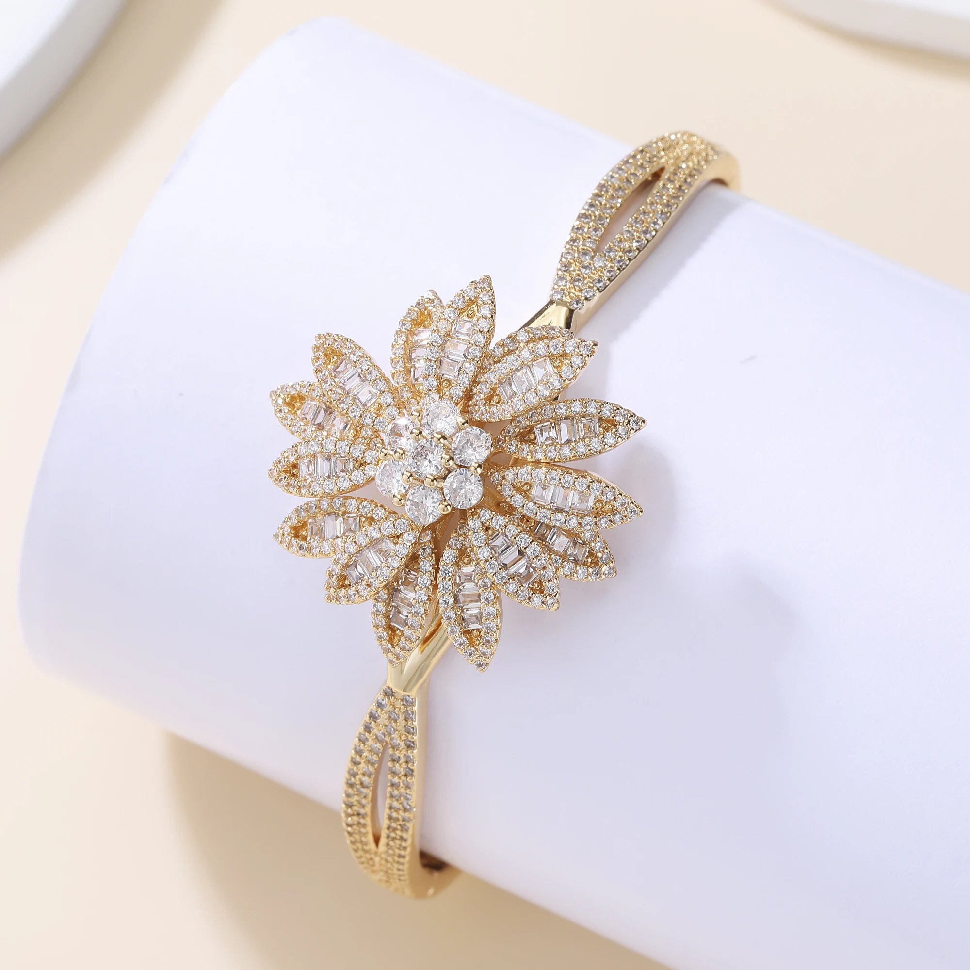 Fashion Fine CZ Stone Setting Indian Style Yellow Gold Color 3D Flower Round Bracelet Bangle for Wedding Women Jewelry
Fashion Fine CZ Stone Setting Indian Style Yellow Gold Color 3D Flower Round Bracelet Bangle for Wedding Women Jewelry