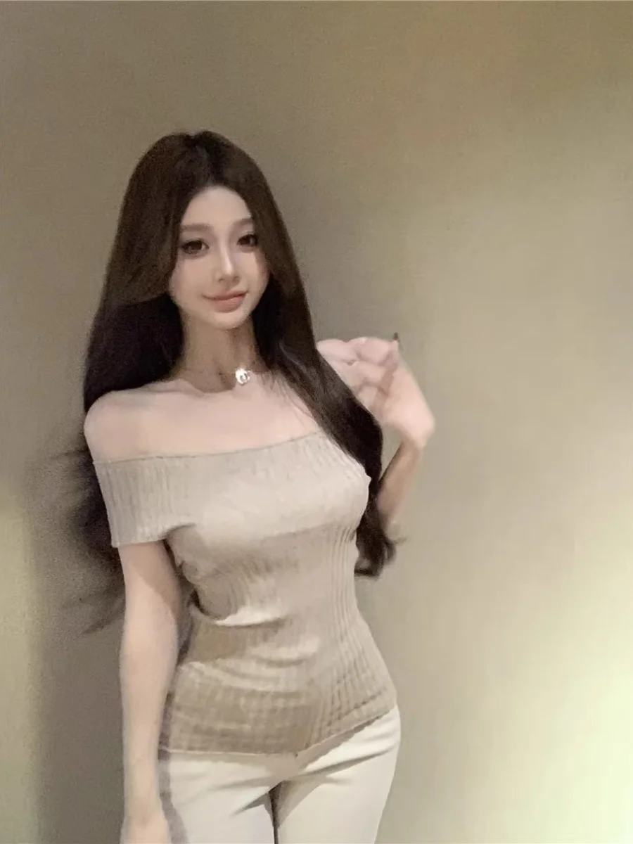 Shoulder Baring Short Sleeve Knitted Top for Women Summer 2025 New Style Pure Desire Sexy Peach Color Slimming Korean Version
Shoulder Baring Short Sleeve Knitted Top for Women Summer 2025 New Style Pure Desire Sexy Peach Color Slimming Korean Version