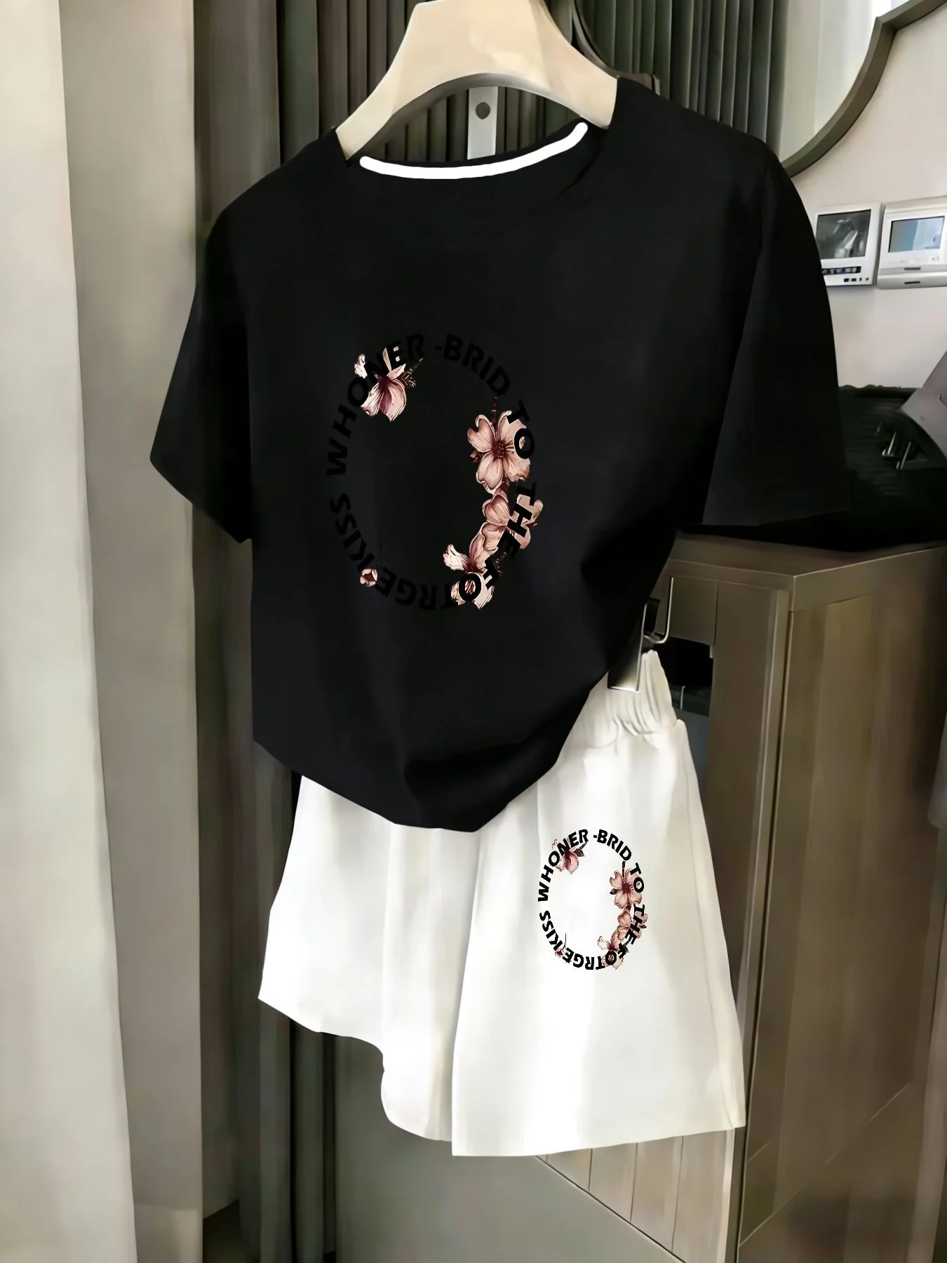Ladies 2-Piece Set Summer Beach Vacation Casual round Neck Short Sleeve Random Print T-Shirt Elastic Waist Shorts Suit Comfortab
Ladies 2-Piece Set Summer Beach Vacation Casual round Neck Short Sleeve Random Print T-Shirt Elastic Waist Shorts Suit Comfortab