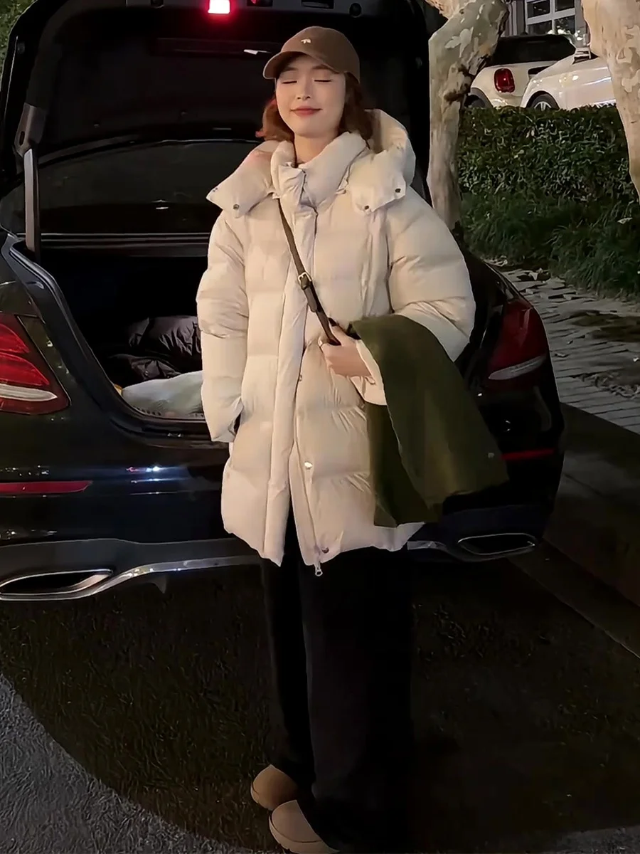 Повседневная длинная женская зимняя куртка с капюшоном в корейском стиле, свободного кроя, теплая, с наполнителем из пуха, утолщенная, на молнии, с дизайнерскими карманами
Повседневная длинная женская зимняя куртка с капюшоном в корейском стиле, свободного кроя, теплая, с наполнителем из пуха, утолщенная, на молнии, с дизайнерскими карманами