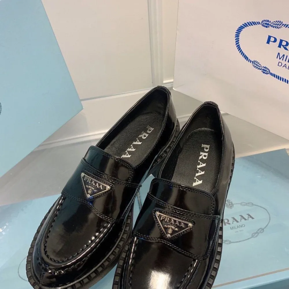 2026 New Italian Luxury Slip-on Heels for Women - Triangle Logo Loafers - Women's One-piece Retro Thick Heel Shoes
2026 New Italian Luxury Slip-on Heels for Women - Triangle Logo Loafers - Women's One-piece Retro Thick Heel Shoes